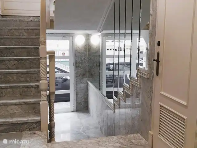 appartement huren in Spanje, Costa Blanca, Santa Pola – ALICANTE Santa Pola  Playa Levante Traphal en voordeur van de Blok Puerto Blanco III Calle José Alejo Bonmatí Nº 30