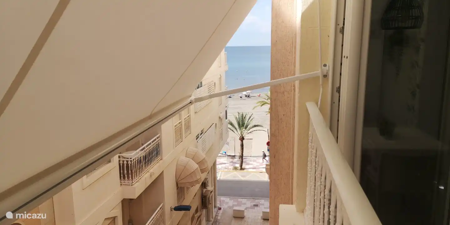 Die geräumige geschlossene Terrasse bietet seitlichen Meer- und Strandblick. Es ist mit einem Tisch und einigen Stühlen ausgestattet und kann ganz oder teilweise aufgebaut werden. Bei geschlossenen Fenstern schaffen Sie schalldichte und perfekt gedämmte Innenräume. Die Markise bringt Ihnen Schatten und Gemütlichkeit