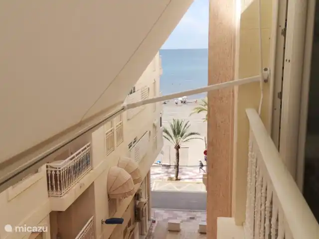 appartement huren in Spanje, Costa Blanca, Santa Pola – ALICANTE Santa Pola  Playa Levante Het ruime ingesloten terras heeft lateraal zeezicht en strandzicht. Het is voorzien van een tafel en enkele stoelen en kan volledig of gedeeltelijk worden opgengezet. Met gesloten ramen creeer je een geluidsdicht en perfect geisoleerde binnenruimtes. Het zonnescherm brengt je schaduw en gezelligheid