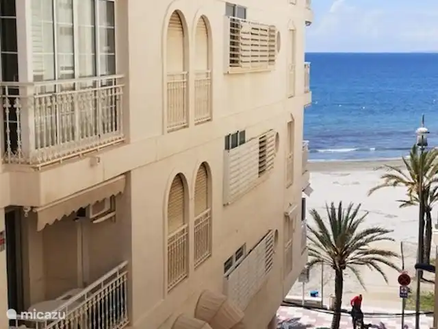 appartement huren in Spanje, Costa Blanca, Santa Pola – ALICANTE Santa Pola  Playa Levante Je bent op enkele stappen verwijderd van het beste strand van Sante Pola, tavernes, ijssalons, eethuizen, tapasbars, kleding- en schoenenwinkels,  supermarkt, apotheek, bakkers... Dus jawel, IEDEREEN vind er zijn gading!