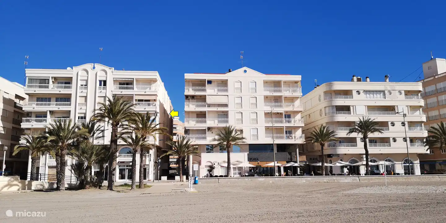 Unsere Wohnung liegt ganz in der Nähe des Strandes in der Fußgängerzone. Es ist durch den Pfeil angedeutet.