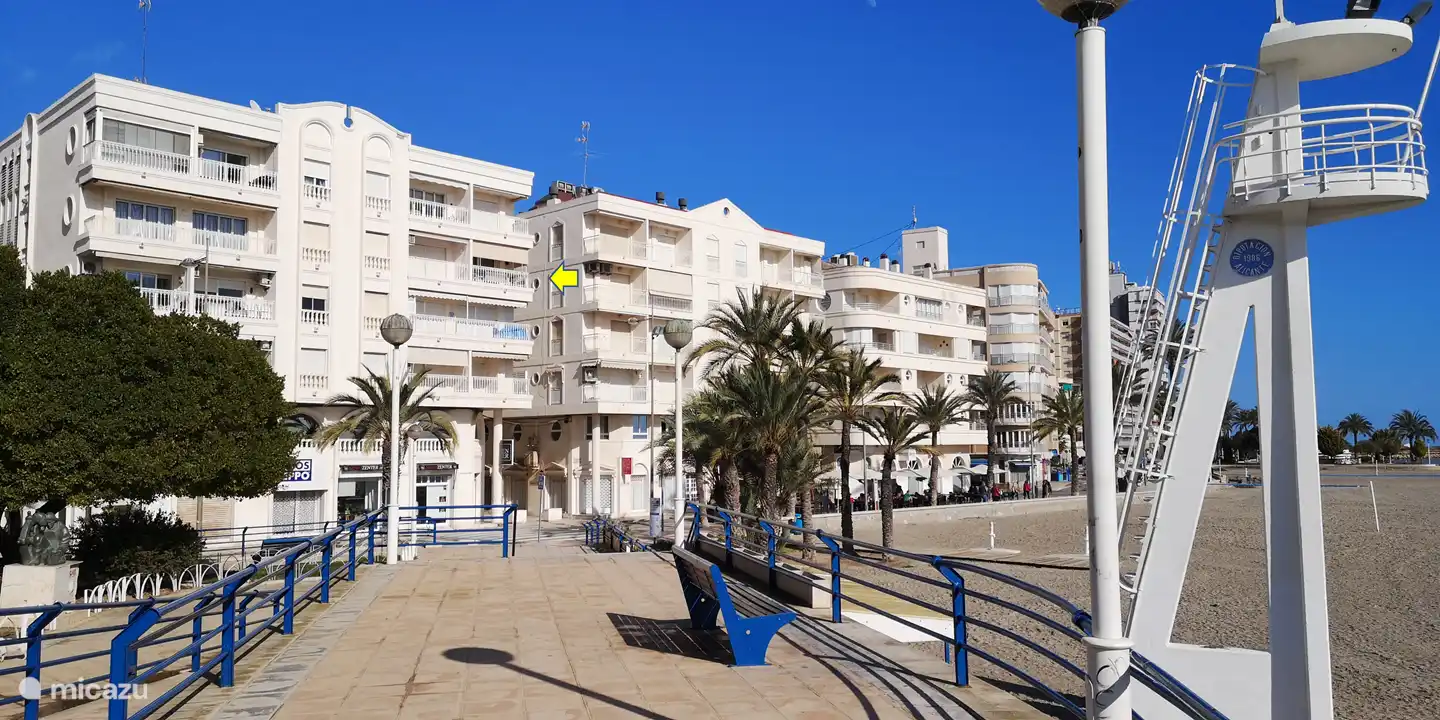 Der Pfeil zeigt die autofreie Straße an. Die Wohnung liegt im vierten Stock.