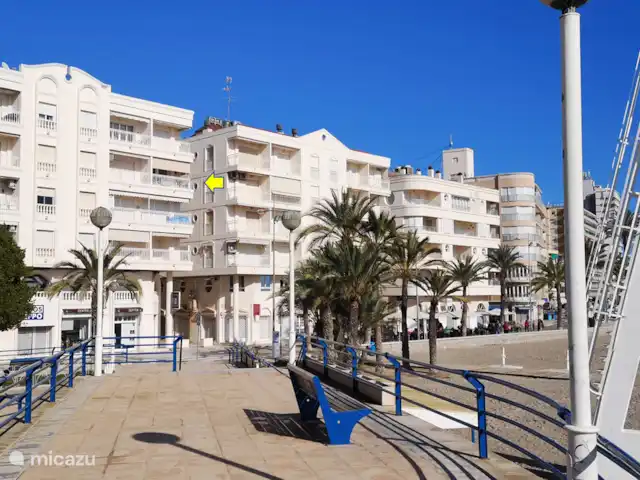 appartement huren in Spanje, Costa Blanca, Santa Pola – ALICANTE Santa Pola  Playa Levante Het pijltje geeft het autovrije straatje aan. Het appartement is op de vierde verdieping.