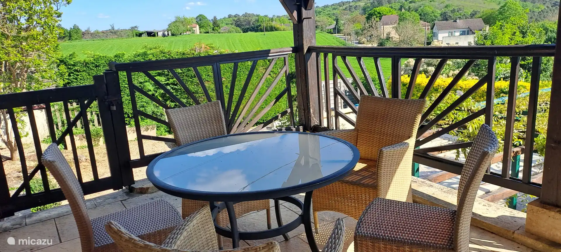 eethoek op de hoge veranda