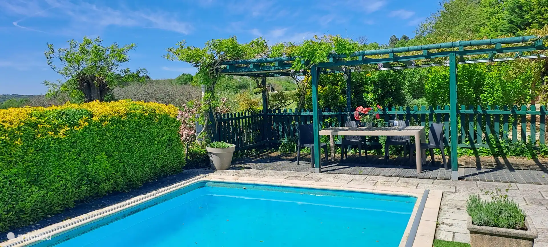 terras bij het zwembad