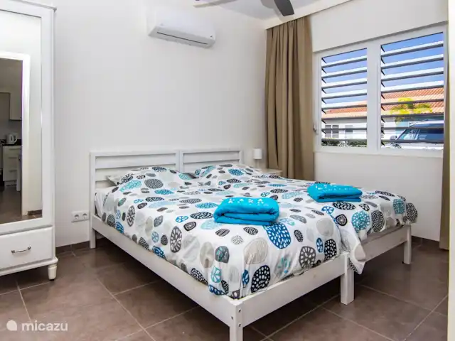 Happy Rest 13 'Casa Blou Curaçao' | Curaçao, Curaçao-Centre, Boca St. Michiel - bungalow Chambre avec 2 lits simples, armoire, climatisation, ventilateur de plafond et rideaux occultants.