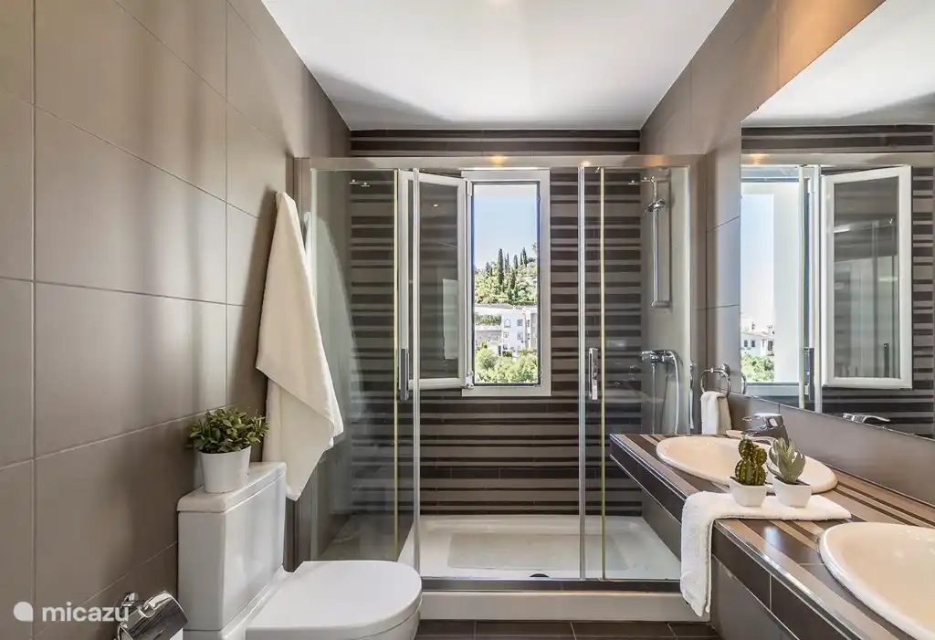 Badkamer met douche en toilet