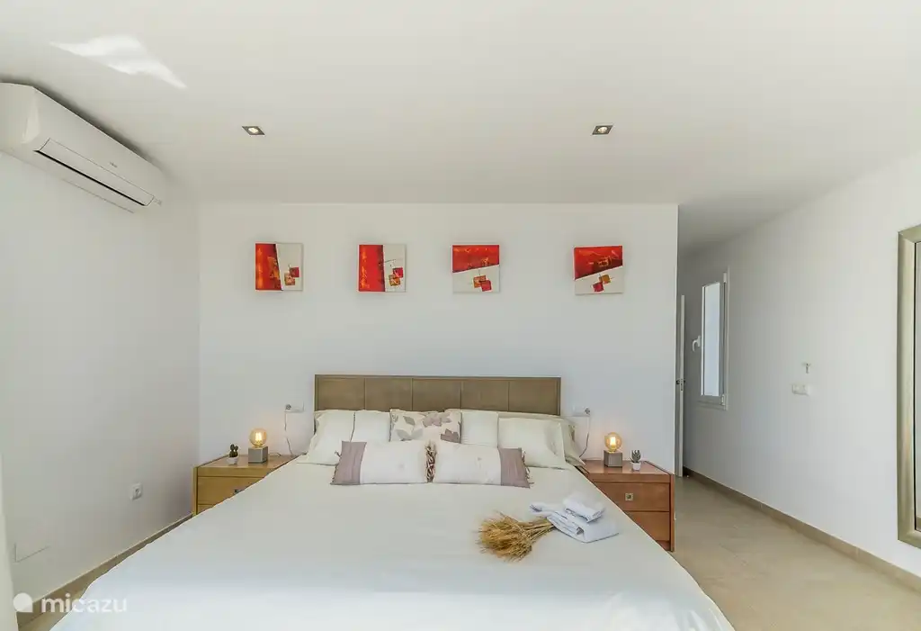 De hoofdslaapkamer met eigen terras