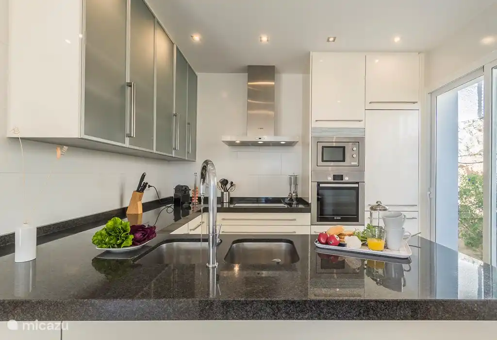 De keuken is van alle gemakken voorzien