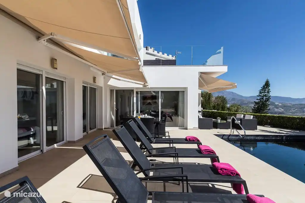 Het ruime terras met verwarmd zwembad