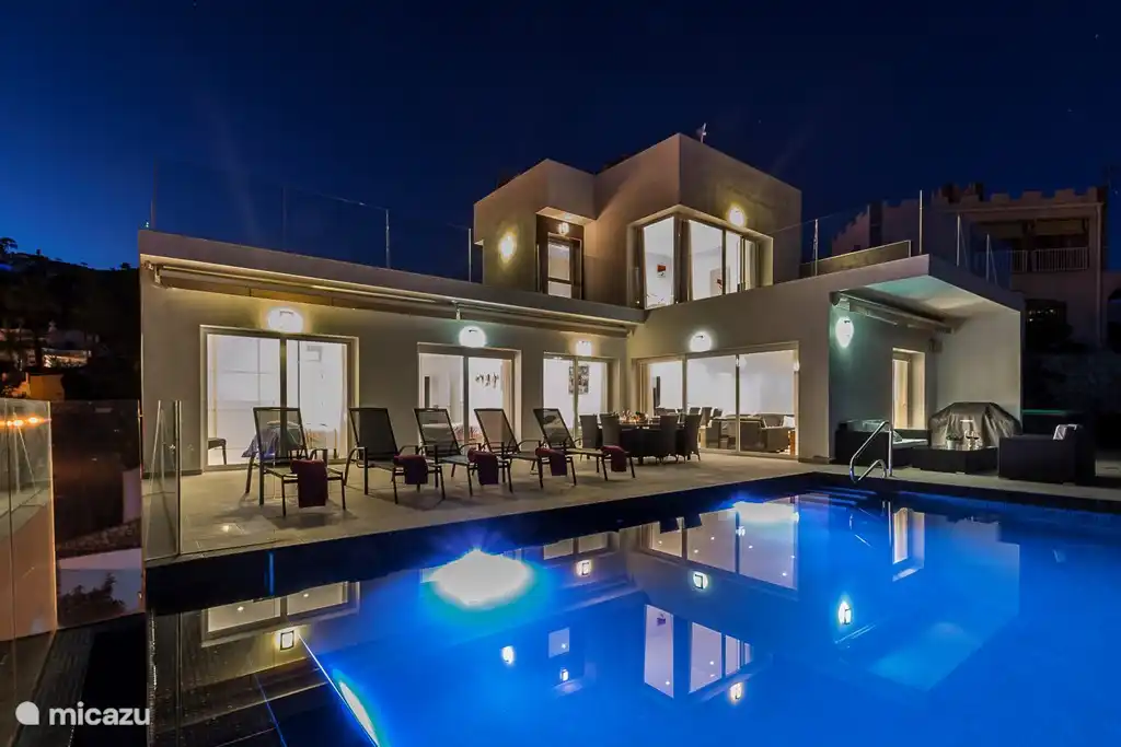 Villa Blanca in de avond