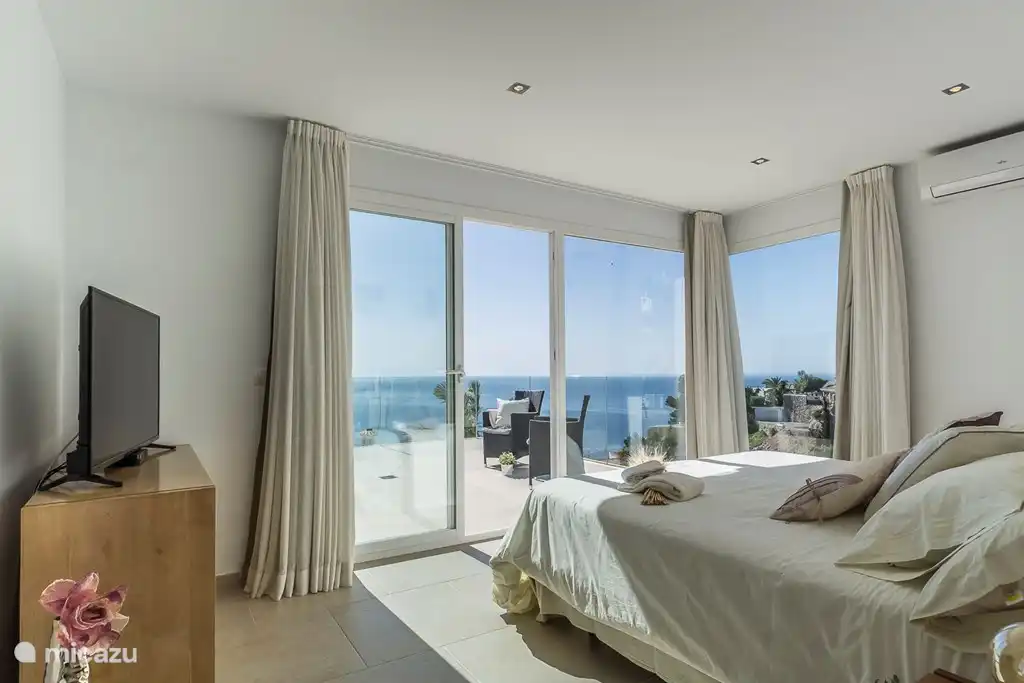 De slaapkamers hebben allemaal zeezicht