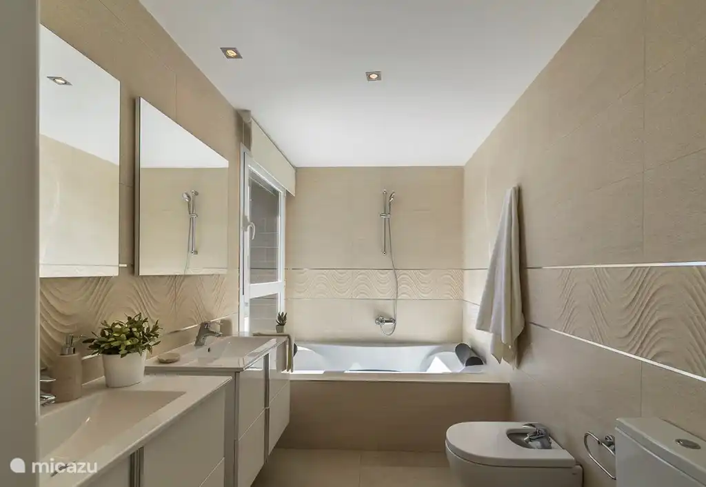 Badkamer met tweepersoons ligbad