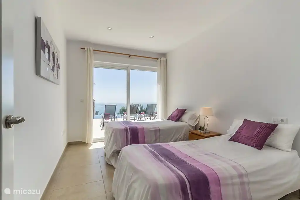 Slaapkamer grenzend aan het terras