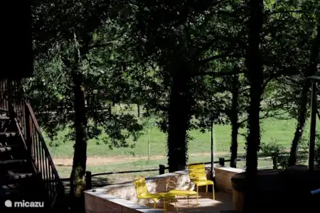 Vacation rental France, Dordogne, Auriac du Perigord cabin / lodge Cabane Mesange terrace and hot tub