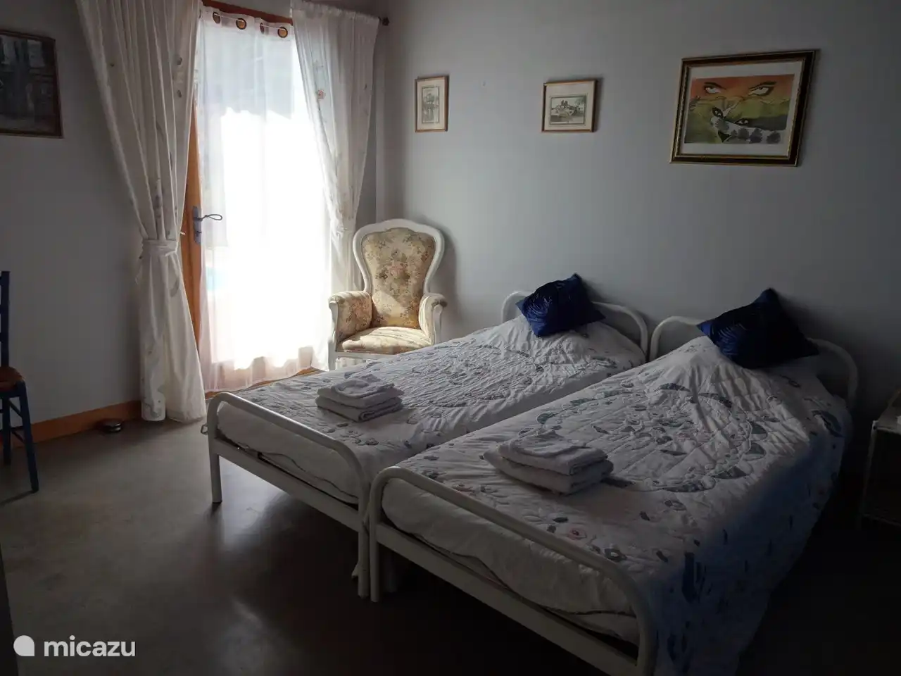 1ère chambre avec porte sur terrasse avec piscine.