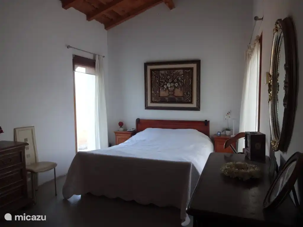 chambre principale avec porte donnant sur la terrasse avec piscine.