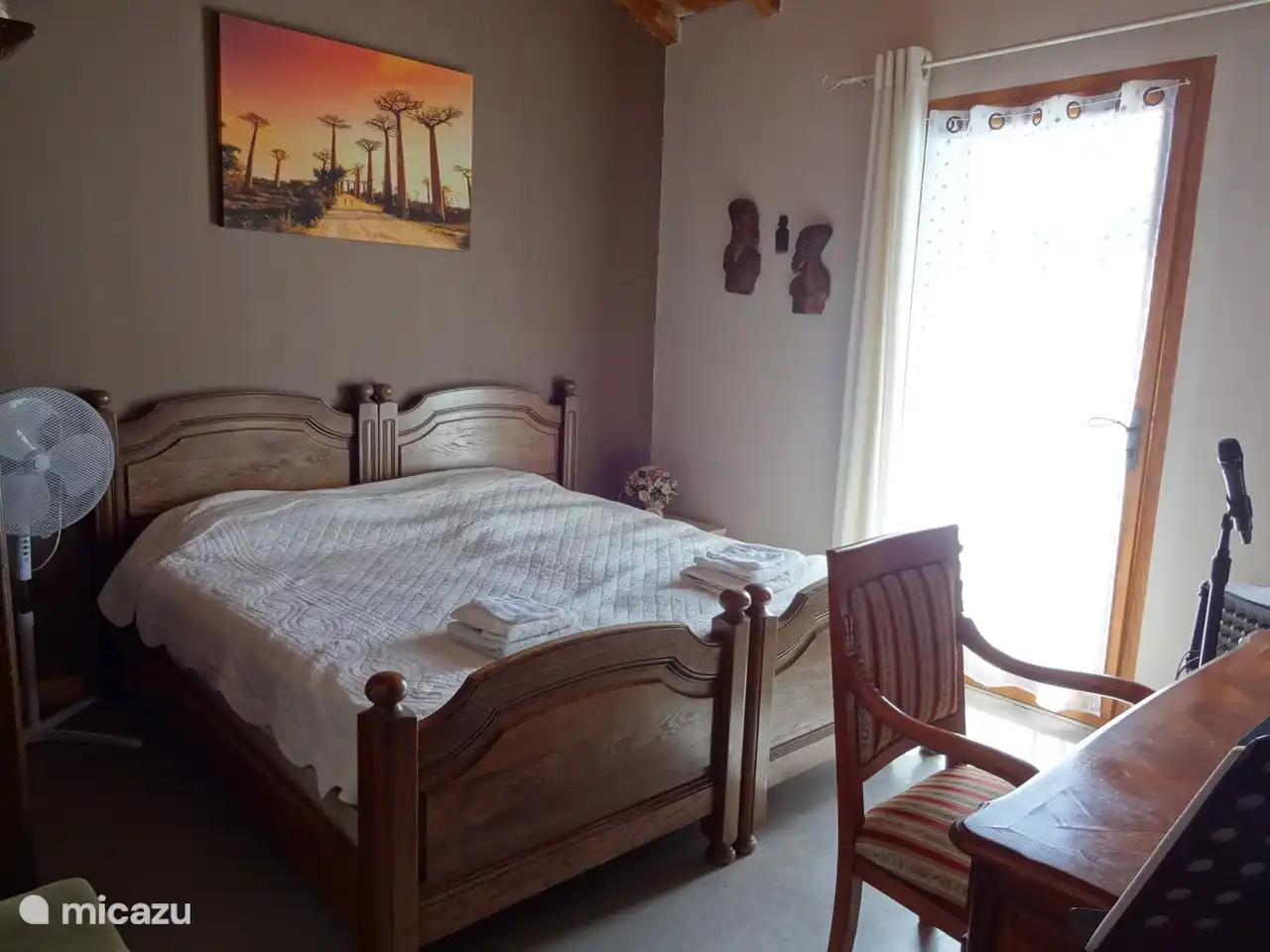 2ème chambre avec porte sur la terrasse avec piscine.