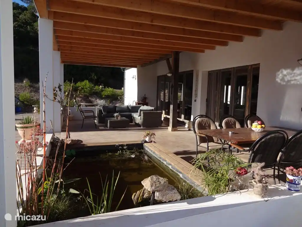 Bassin intégré dans la terrasse couverte.