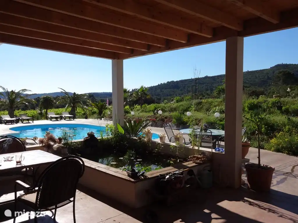 terrasse donnant sur la piscine