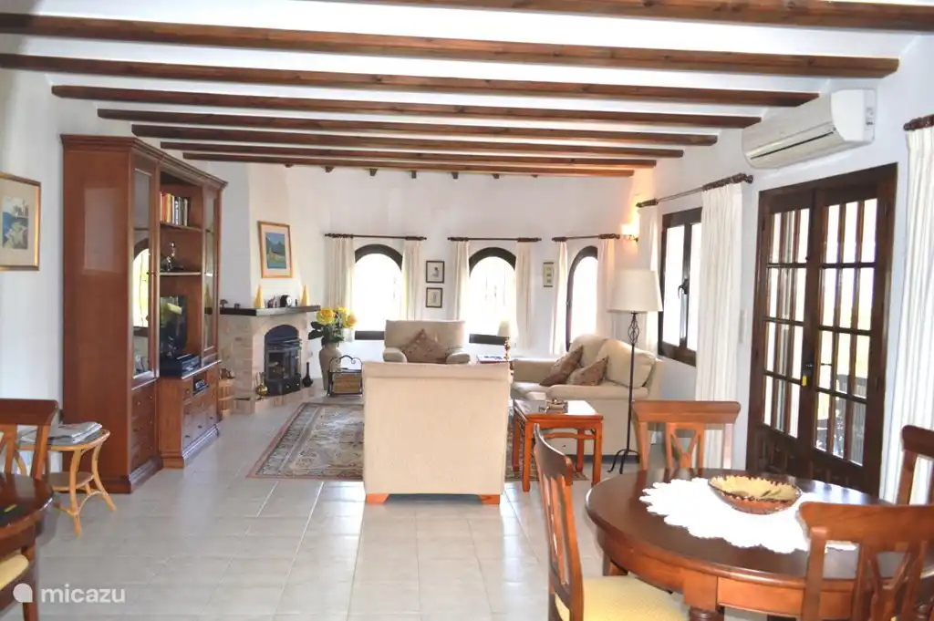 Wohnzimmer: sehr ger&#228;umig mit offener Verbindung zu Esstischen, K&#252;che und Balkon