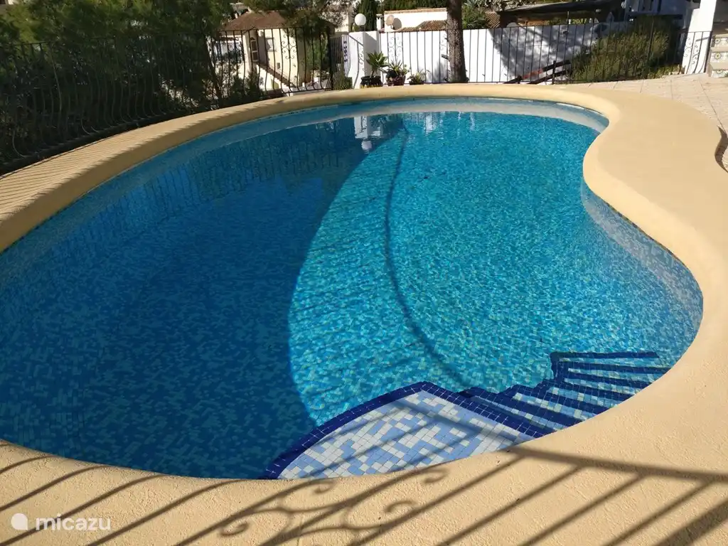 Die Sonne schafft im Sommer einen sch&#246;nen warmen Pool