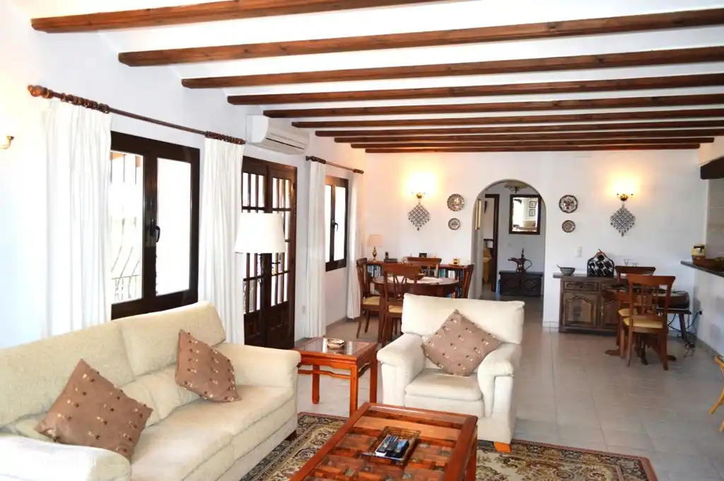 Blick von Sitzecke auf Essbereich und Flur