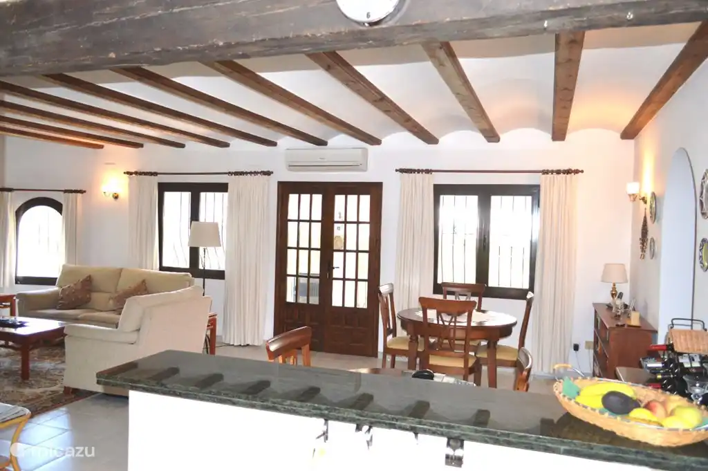 Blick in das Wohnzimmer von der offenen K&#252;che