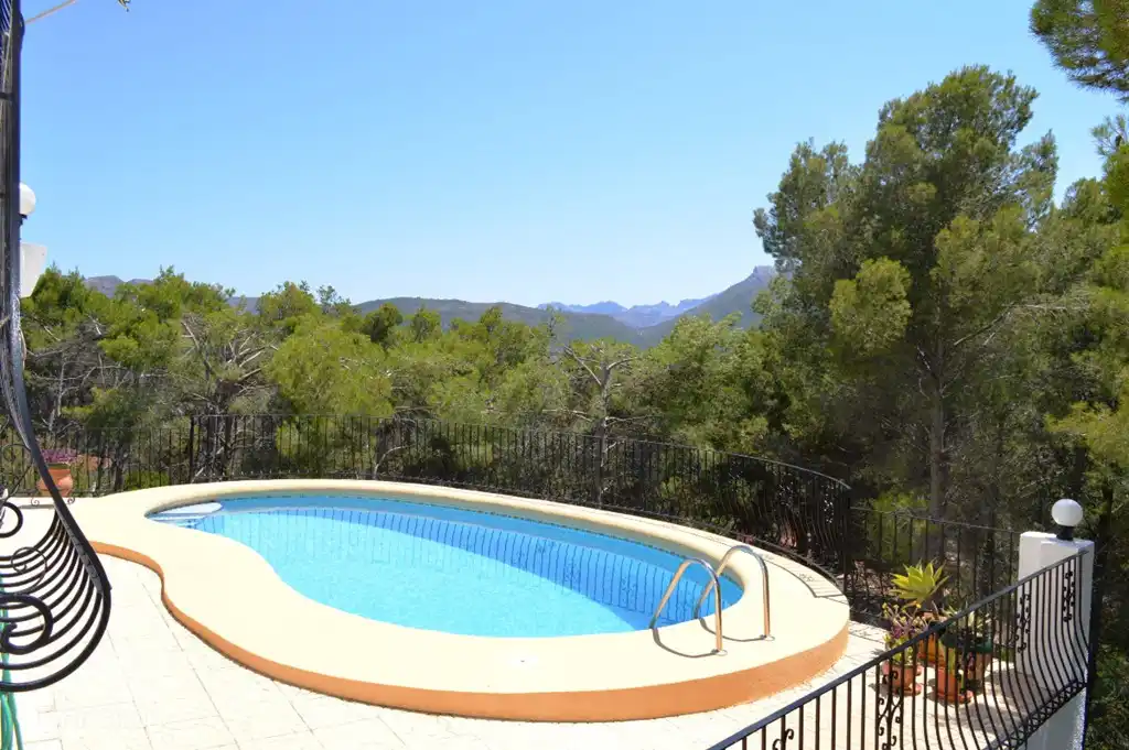 Es gibt viele H&#228;user mit Pool, aber auch mit einer solchen Aussicht ..?