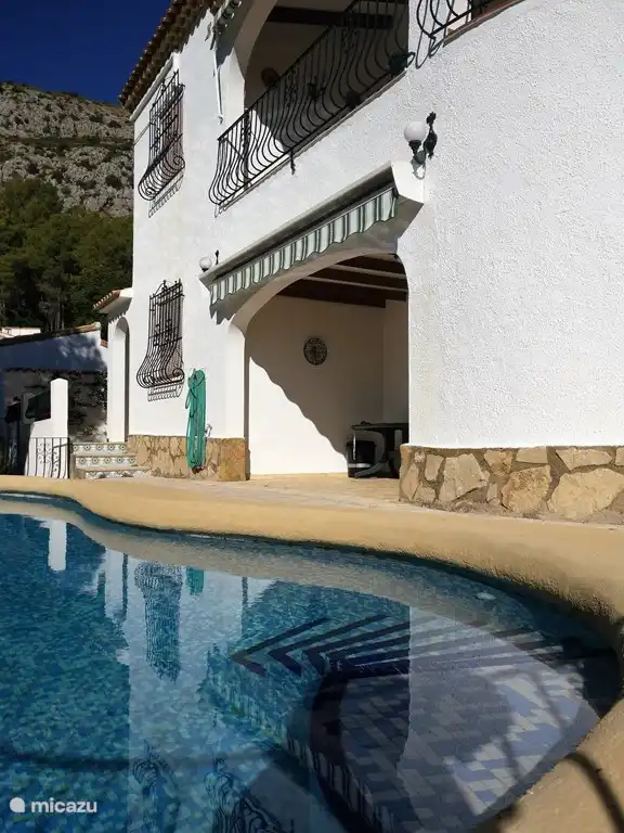 Auf Wunsch Schattenpl&#228;tze oder Sonnenschutz am Pool