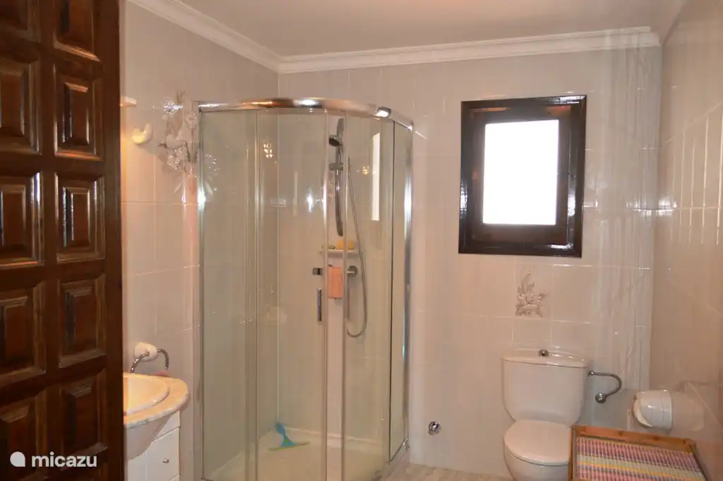 Badezimmer1 mit Dusche, WC und Waschbecken