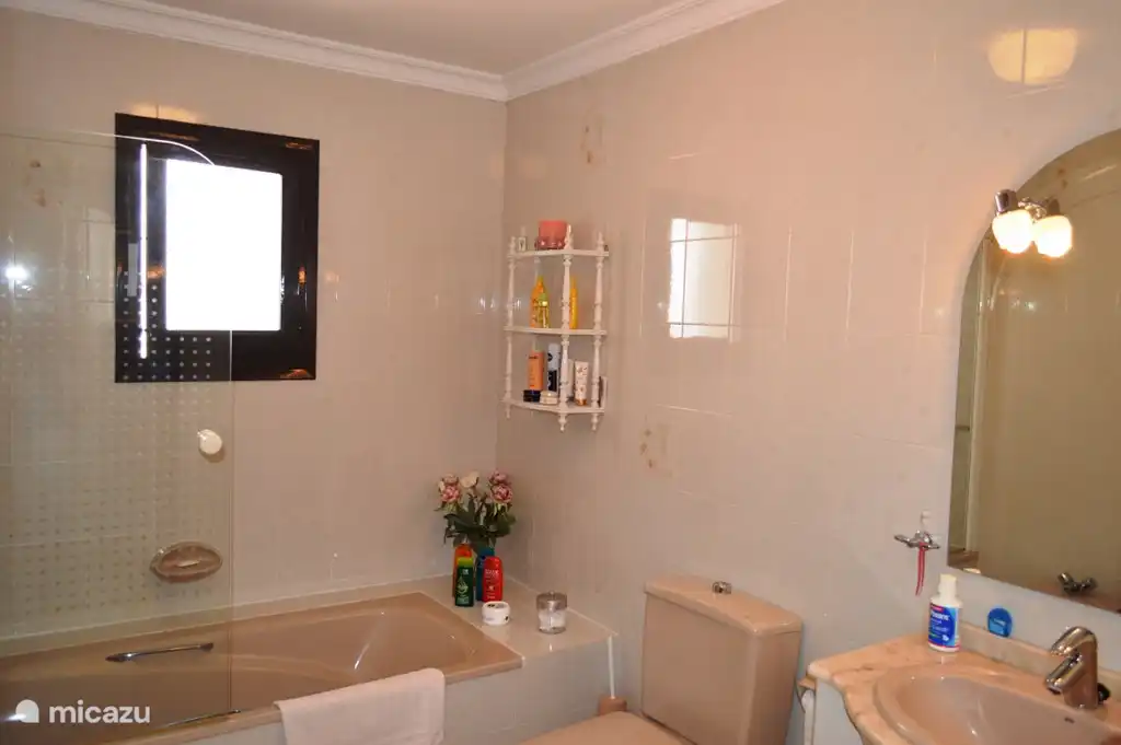 Badezimmer2 mit Dusche, Badewanne, WC, Waschbecken und Bidet