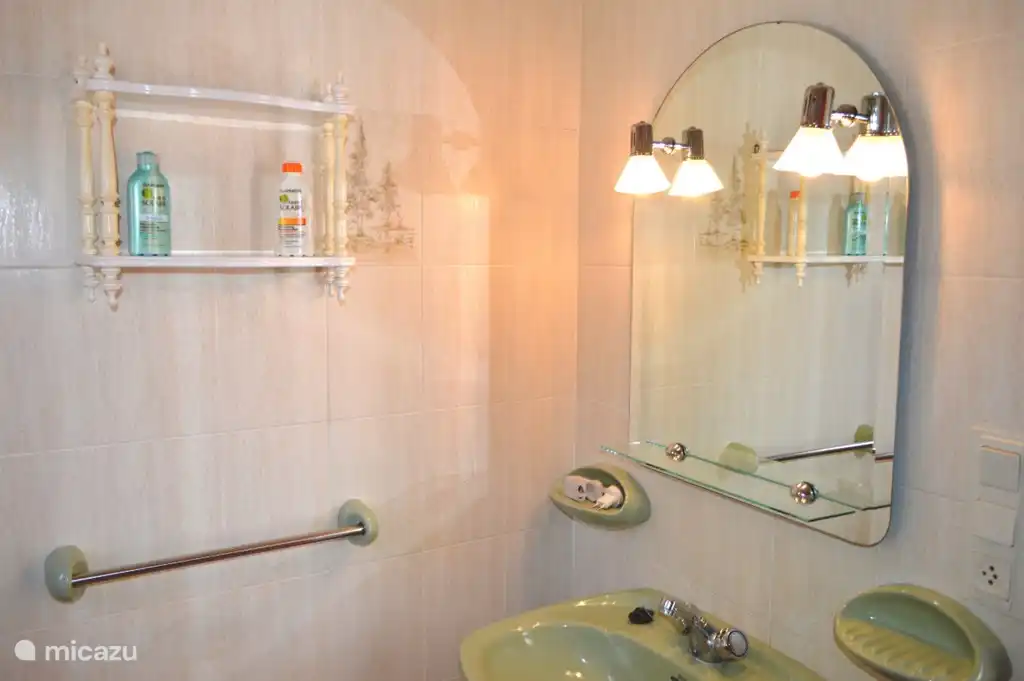 Badezimmer3 (Wohnung), mit Waschbecken, Toilette und Dusche