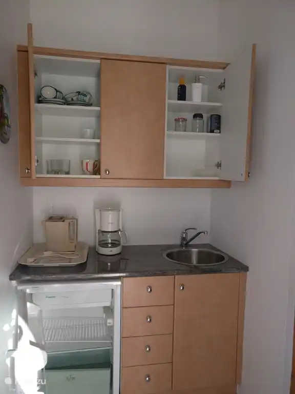 Cocinita in der Wohnung im Erdgeschoss, mit K&#252;hlschrank, Kaffee- und Teezubereitung und Stauraum.
