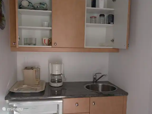 Villa Arbolada - plage, vélo et randonnée | Espagne, Costa Blanca, Alcalali - villa Cocinita dans l'appartement du rez-de-chaussée, avec réfrigérateur, cafetière/théière et espace de rangement.