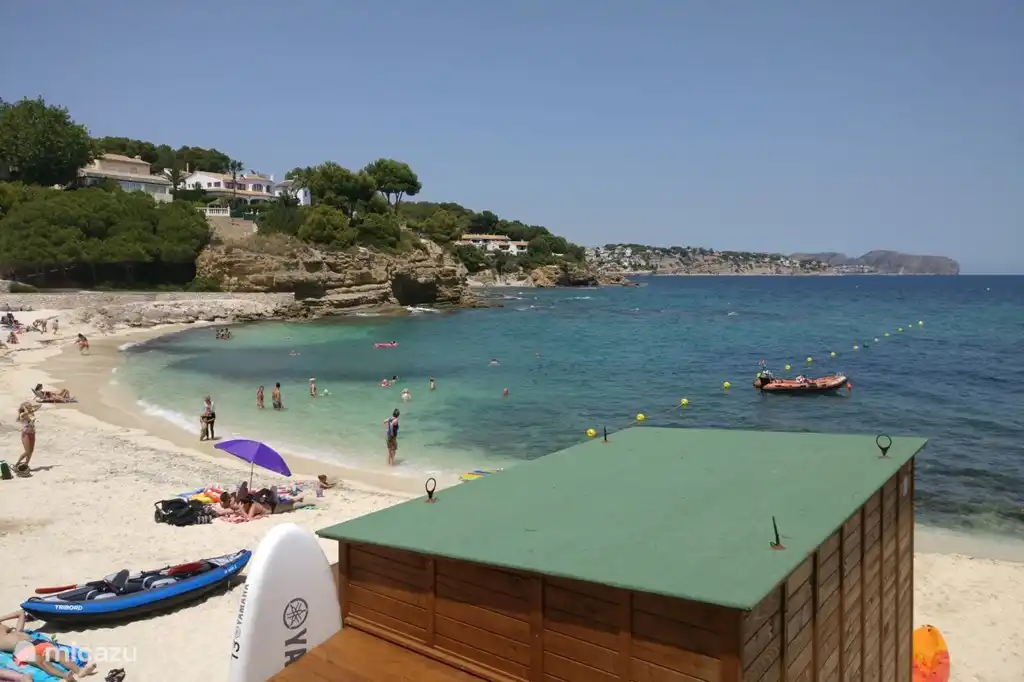 Innerhalb von 20 km. Entfernung k&#246;nnen Sie aus vielen verschiedenen Str&#228;nden w&#228;hlen (hier Cala Fustera)