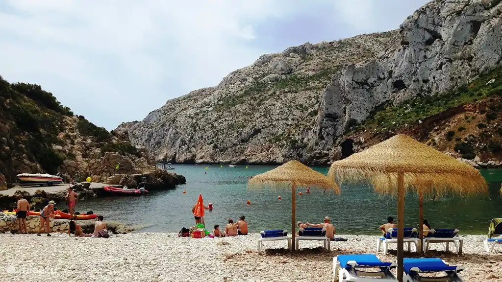 Cala Granadella, sch&#246;ner felsiger Strand an der K&#252;ste zwischen Javea und Calpe