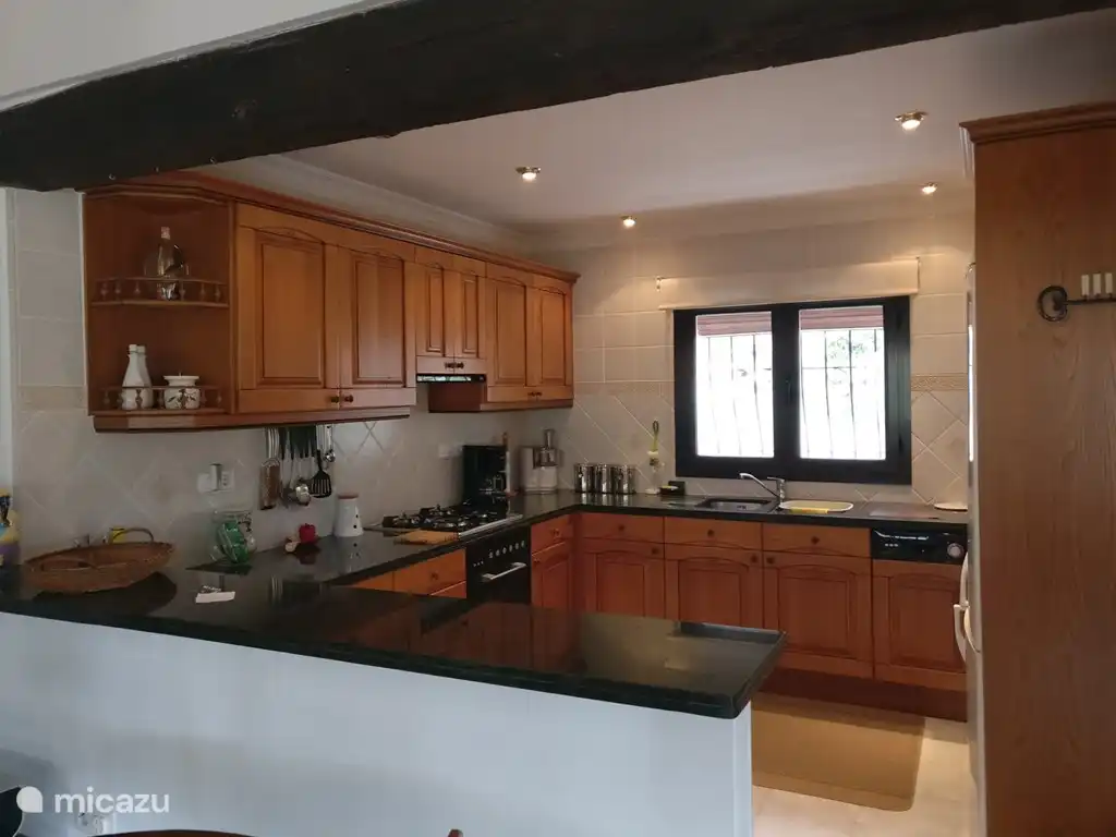 Ger&#228;umige K&#252;che mit Fr&#252;hst&#252;ckstheke. Alle Utensilien zur Selbstverpflegung sind vorhanden. (obwohl die restaurants auch billig sind)