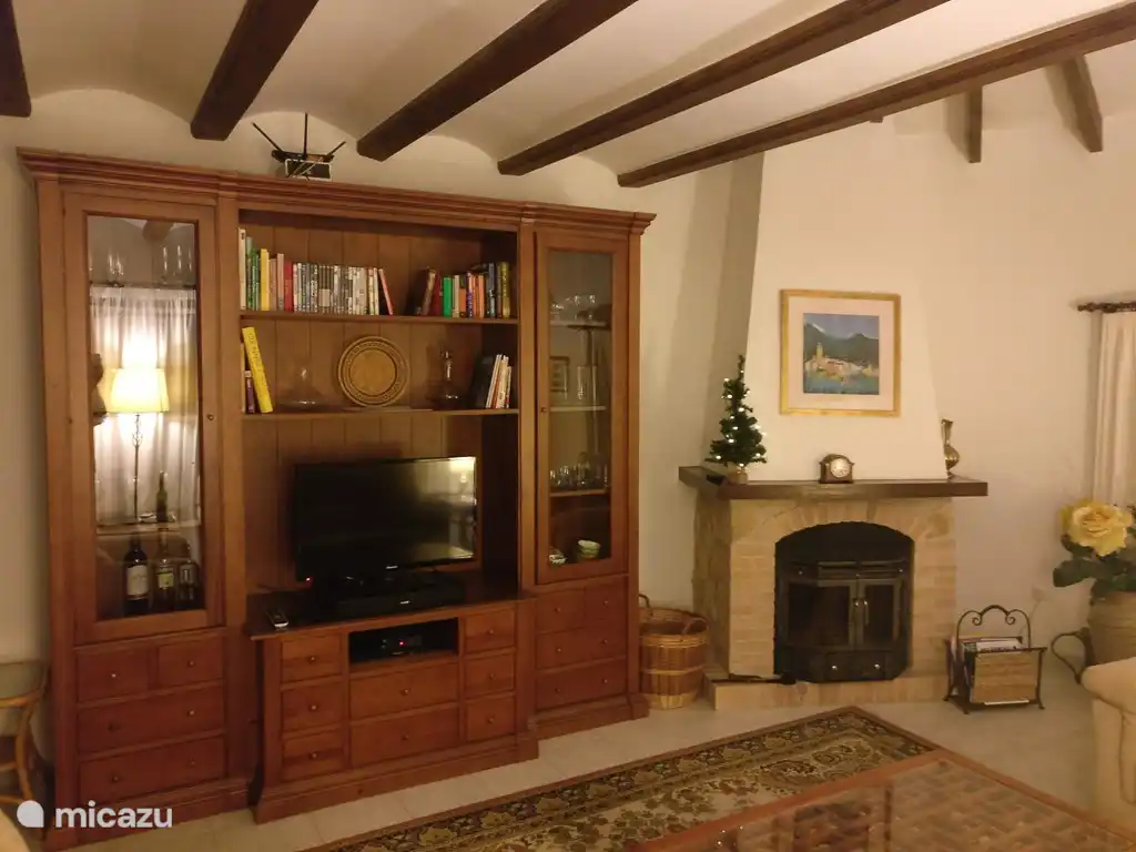 F&#252;r die k&#228;lteren Zeiten: Die Villa verf&#252;gt auch &#252;ber WLAN, ein paar Filme, einen Fernseher mit HDMI-Anschluss und Chromecast