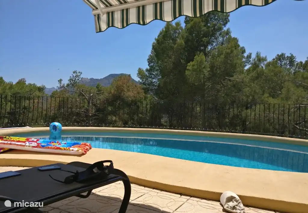 Sie k&#246;nnen auch im Schatten am Pool liegen.