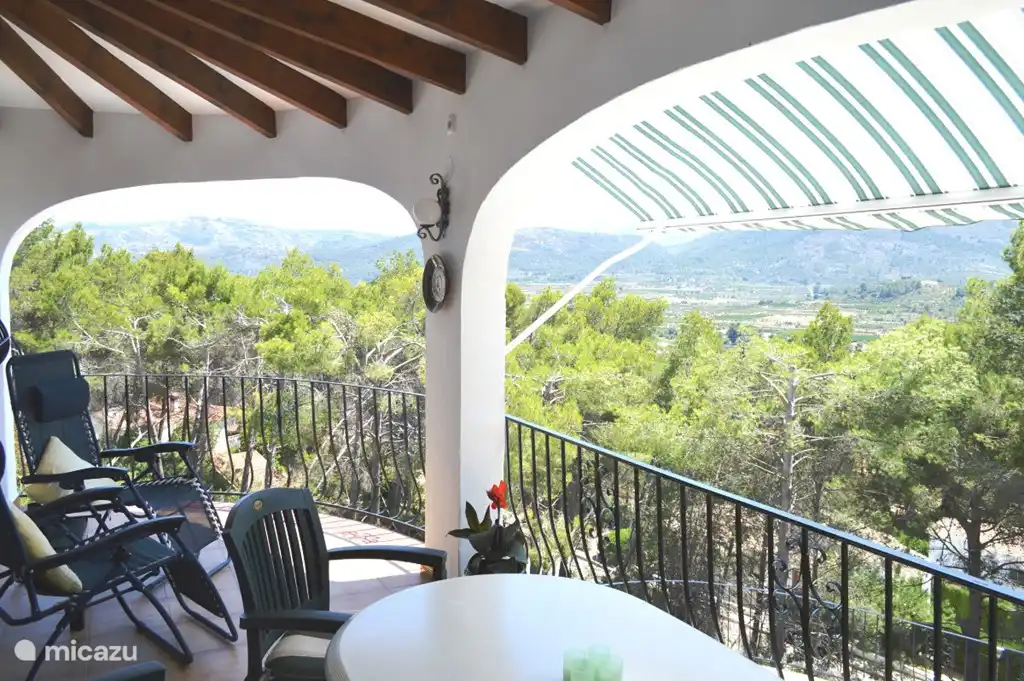 Blick &#252;ber das Jalon Valley. Im Februar voller Mandelbl&#252;ten