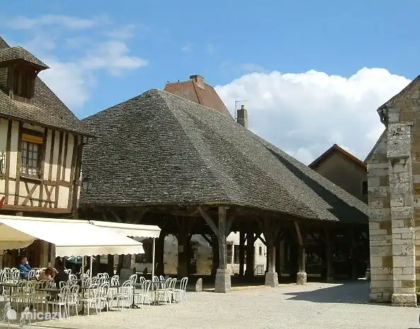 15. Jahrhundert Markthalle NOLAY, 1 km vom Haus