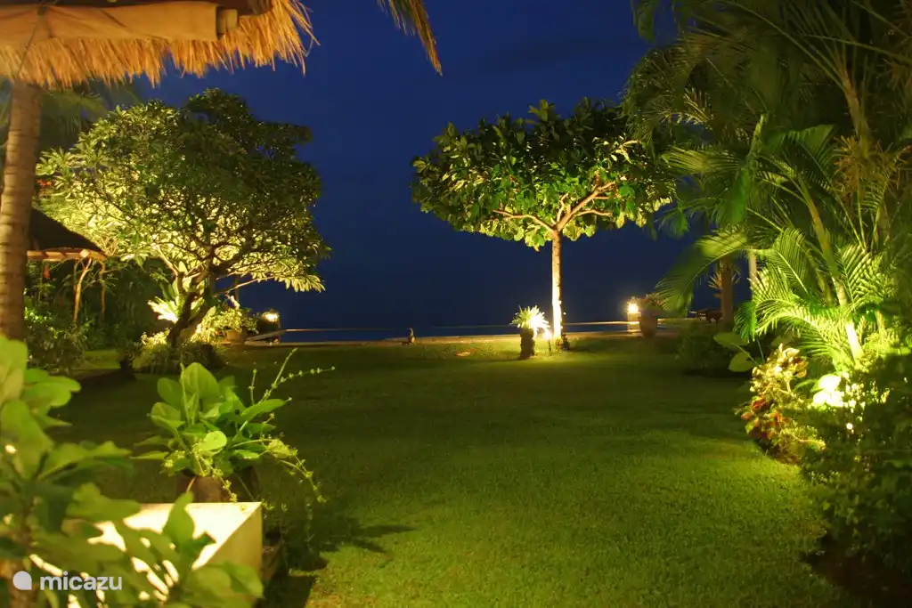 Mit Blick auf den Garten mit Abendlicht