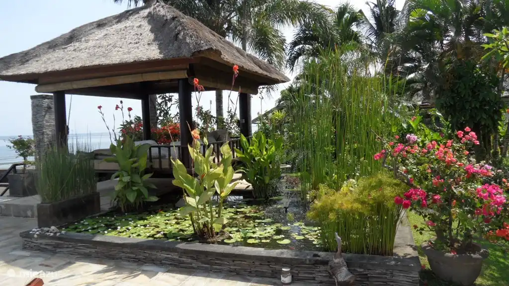 „Bale benong‚direkt am Strand