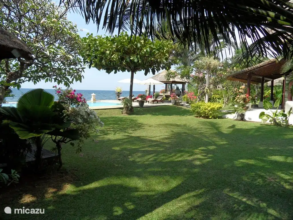 Garten und Swimmingpool am Meer