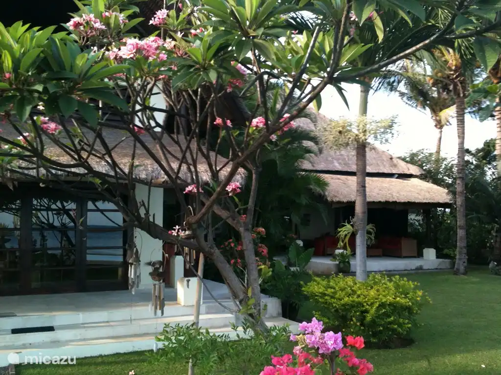 Blick auf die Villa vom Strand