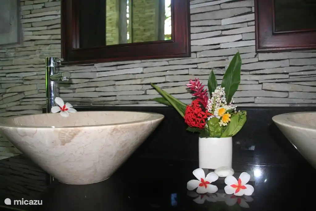 Halboffenes Badezimmer.