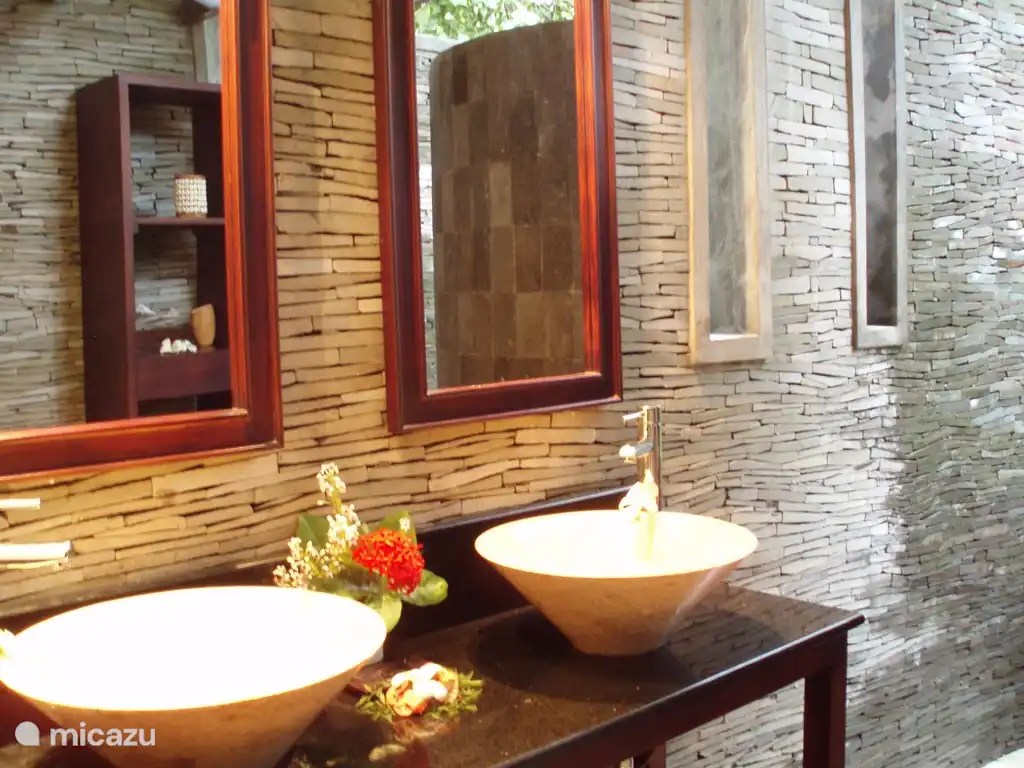 Halboffenes Badezimmer mit Doppelwaschbecken.