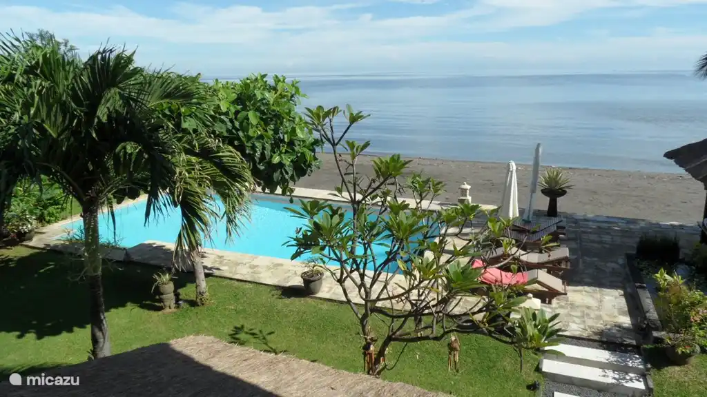 mit Blick auf Garten und auf dem Meer nach oben.