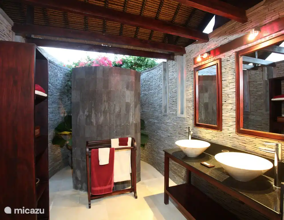 halboffene Badezimmer